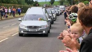 GOODBYE LEGEND 😭💔 The beloved star has died, leaving the world in shock. Fans from all over have gathered to say their final goodbyes. Check the first comment ⤵️⤵️.